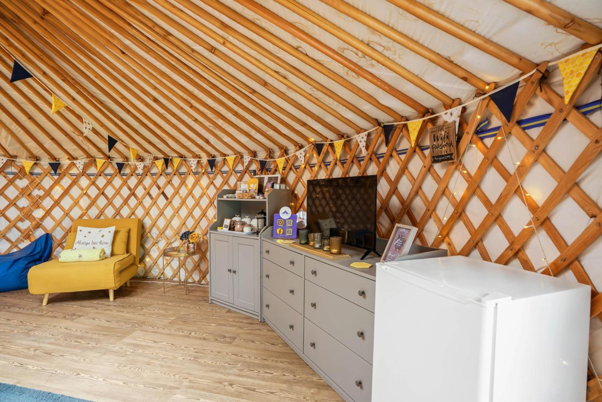 Отель Glamp And Tipple Ltd Great Ellingham Экстерьер фото