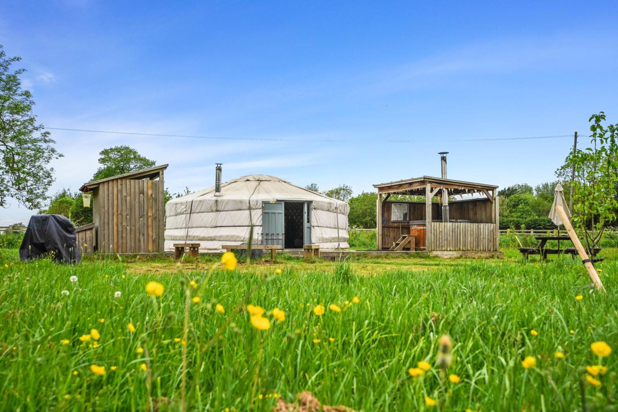 Отель Glamp And Tipple Ltd Great Ellingham Экстерьер фото