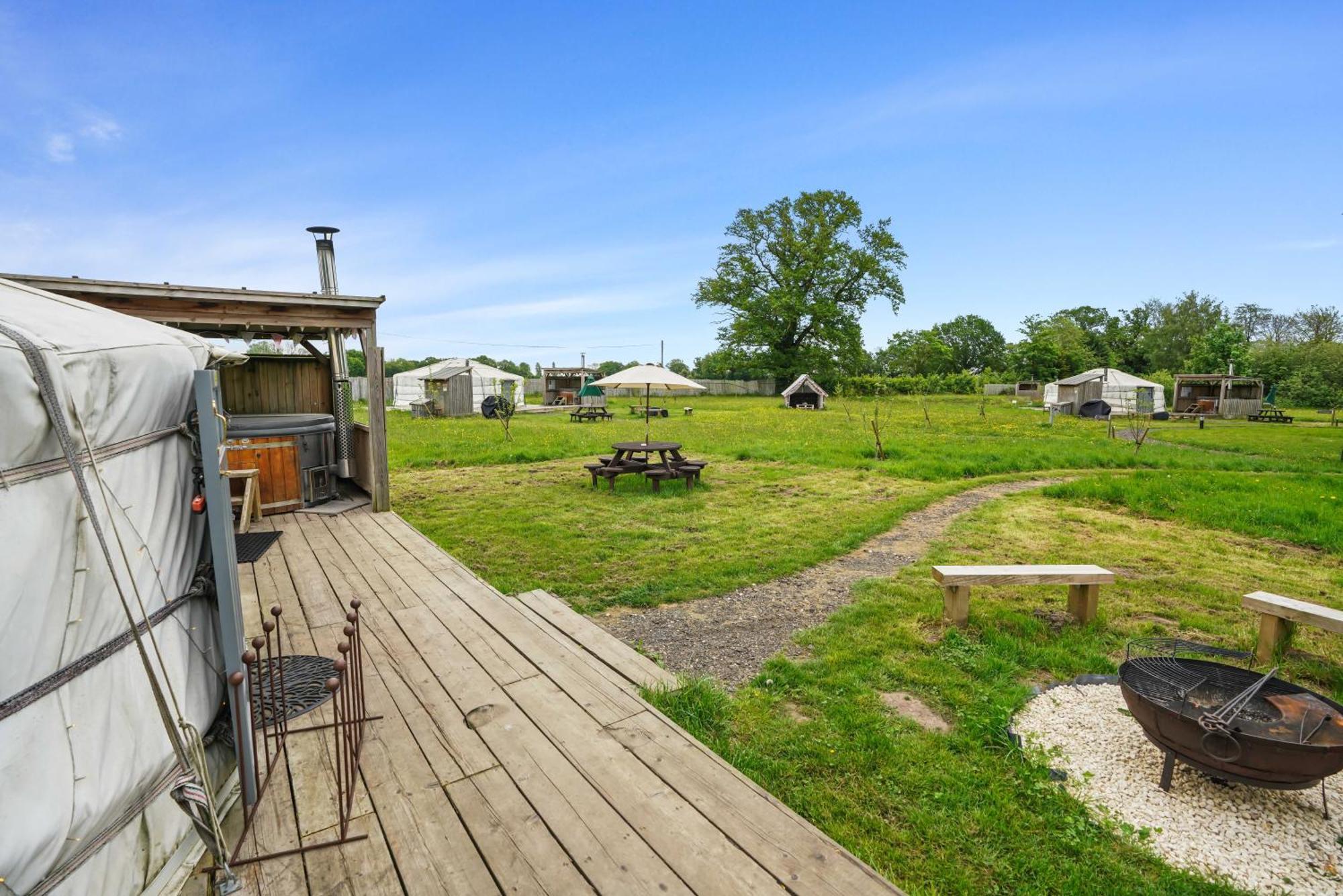 Отель Glamp And Tipple Ltd Great Ellingham Экстерьер фото
