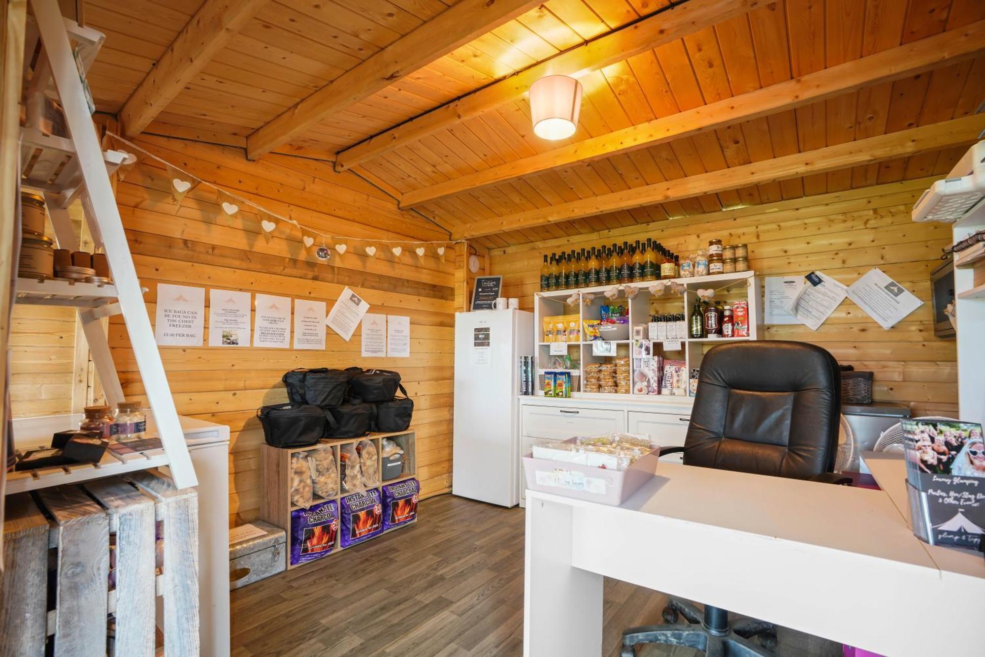 Отель Glamp And Tipple Ltd Great Ellingham Экстерьер фото